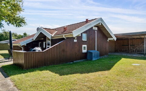 Thrym - 200M from the Sea: Toit, Maison, Domicile, Chalet, Siding, Biens, Allée, Batiments Jardin, Cour, Cabanon