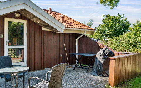 Thrym - 200M from the Sea: Toit, Maison, Domicile, Chalet, Siding, Biens, Allée, Batiments Jardin, Cour, Cabanon