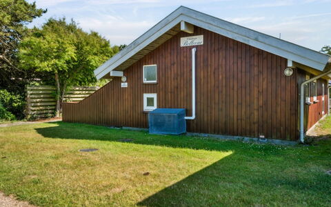 Thrym - 200M from the Sea: Toit, Maison, Domicile, Chalet, Siding, Biens, Allée, Batiments Jardin, Cour, Cabanon