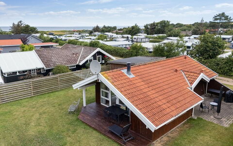 Thrym - 200M from the Sea: Toit, Maison, Domicile, Chalet, Siding, Biens, Allée, Batiments Jardin, Cour, Cabanon