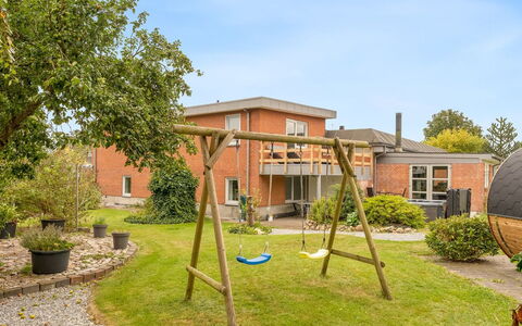 Elaine - 350M from the Sea: Meubles, Design Intérieur, Sol, Bois, Sol, Plafond, Parquet, Chaise, Table, Éclairage