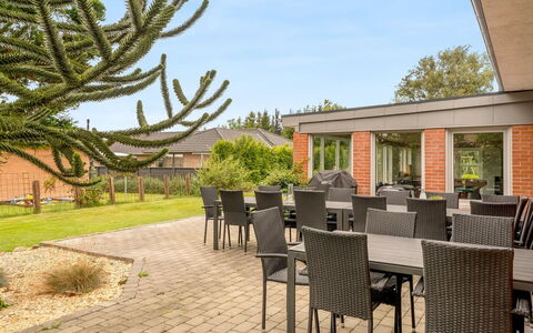 Elaine - 350M from the Sea: Meubles, Design Intérieur, Sol, Bois, Sol, Plafond, Parquet, Chaise, Table, Éclairage