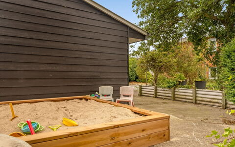 Elaine - 350M from the Sea: Meubles, Design Intérieur, Sol, Bois, Sol, Plafond, Parquet, Chaise, Table, Éclairage