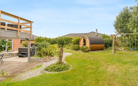 Elaine - 350M from the Sea: Meubles, Design Intérieur, Sol, Bois, Sol, Plafond, Parquet, Chaise, Table, Éclairage