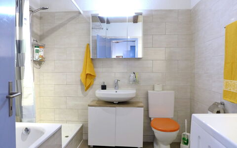 Tilia: Évier, Robinet, Propriété, Miroir, Lavabo, Luminaire Plomberie, Violet, Salle De Bains, Design Intérieur