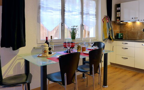 Tilia: Meubles, Table, Propriété, Cabinetry, Fenêtre, Chaise, Bâtiment, Rideau, Design Intérieur, Comptoir