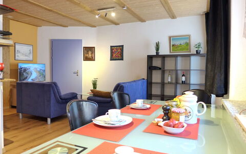 Tilia: Table, Propriété, Meubles, Vaisselle, Cadre, Design Intérieur, Bois, Coupe, Salon, Sol