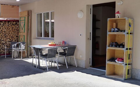 Tilia: Meubles, Propriété, Table, Fenêtre, Bâtiment, Chaise, Design Intérieur, Étagère, Bois, Sol