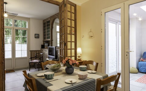 Le Refuge: Table, Meubles, Propriété, Cadre, Bois, Design Intérieur, Chaise, Porte, Sol