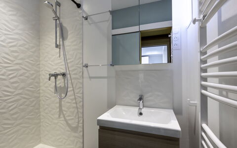 Le Refuge: Miroir, Luminaire Plomberie, Robinet, Évier, Salle De Bains, Bâtiment, Tete De Douche, Lavabo, Douche