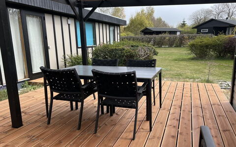 Morten - 120M from the Sea: Toit, Domicile, Porte, Chalet, Ombre, Siding, Cour, Biens, Arrière-Cour