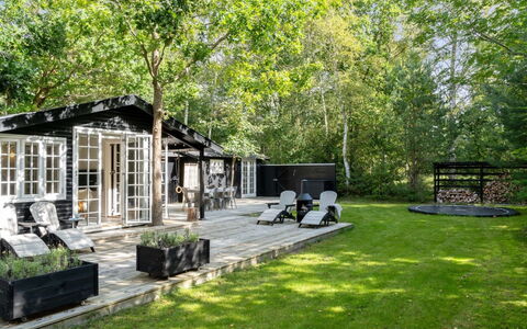 Torben - 750M from the Sea: Meubles, Design Intérieur, Sol, Bois, Sol, Plafond, Parquet, Chaise, Table, Éclairage