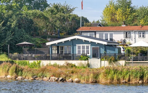 Gyrth - 20M to the Fjord: Bleu, Arbuste, Chalet, Couverture De Sol, Jardin, Biens, Ombre, Aménagement Paysager, Ferme, Eco Hôtel