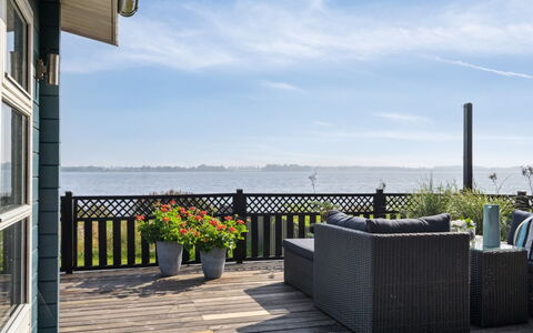 Gyrth - 20M to the Fjord: Bleu, Arbuste, Chalet, Couverture De Sol, Jardin, Biens, Ombre, Aménagement Paysager, Ferme, Eco Hôtel