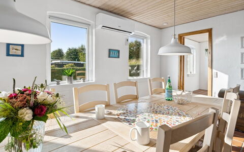 Cajsa - 200M from the Sea: Meubles, Design Intérieur, Sol, Chaise, Luminaire, Bois, Sol, Table, Plafond, Salle À Manger