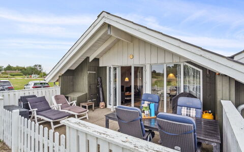 Rohan - 2.2Km from the Sea: Toit, Maison, Domicile, Chalet, Porte, Siding, Plate-Forme, Porche, Planche, Dur