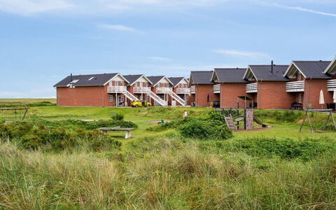 Rohan - 2.2Km from the Sea: Toit, Maison, Domicile, Chalet, Porte, Siding, Plate-Forme, Porche, Planche, Dur