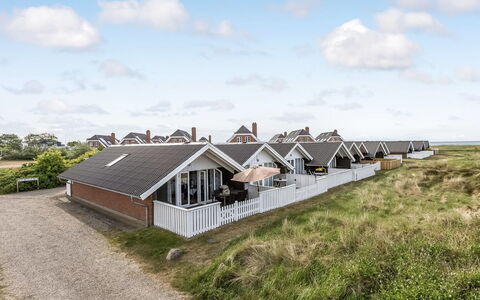 Rohan - 2.2Km from the Sea: Toit, Maison, Domicile, Chalet, Porte, Siding, Plate-Forme, Porche, Planche, Dur