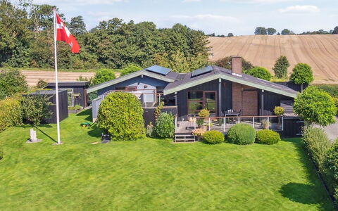 Kerstin - 400M from the Sea: Toit, Domicile, Porte, Chalet, Ombre, Siding, Cour, Biens, Arrière-Cour