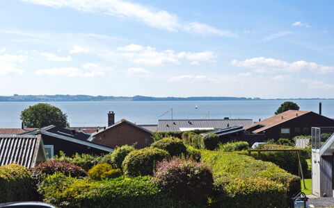 Kerstin - 400M from the Sea: Toit, Domicile, Porte, Chalet, Ombre, Siding, Cour, Biens, Arrière-Cour