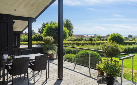 Kerstin - 400M from the Sea: Toit, Domicile, Porte, Chalet, Ombre, Siding, Cour, Biens, Arrière-Cour