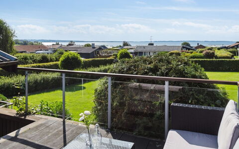Kerstin - 400M from the Sea: Toit, Domicile, Porte, Chalet, Ombre, Siding, Cour, Biens, Arrière-Cour