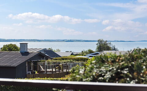Kerstin - 400M from the Sea: Toit, Domicile, Porte, Chalet, Ombre, Siding, Cour, Biens, Arrière-Cour