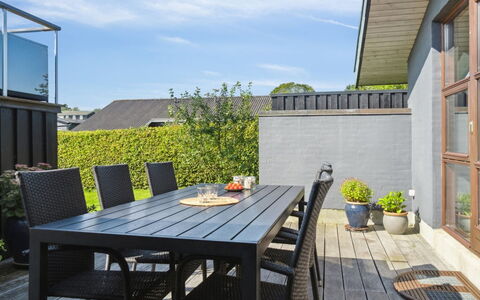 Kerstin - 400M from the Sea: Toit, Domicile, Porte, Chalet, Ombre, Siding, Cour, Biens, Arrière-Cour