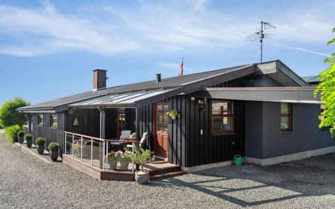 Kerstin - 400M from the Sea: Toit, Domicile, Porte, Chalet, Ombre, Siding, Cour, Biens, Arrière-Cour