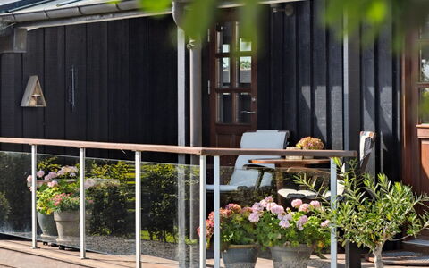 Kerstin - 400M from the Sea: Toit, Domicile, Porte, Chalet, Ombre, Siding, Cour, Biens, Arrière-Cour