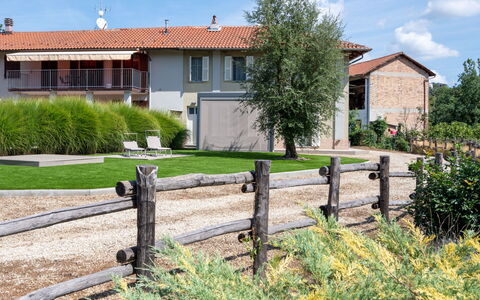 Cascina Basan: Plante, Ciel, Bâtiment, Propriété, Fenêtre, Maison, Nuage, Lot Terre, Végétation, Arbre