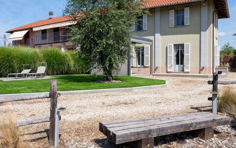 Cascina Basan: Plante, Ciel, Bâtiment, Propriété, Fenêtre, Maison, Extérieur Banc, Arbre, Bois, Lot Terre