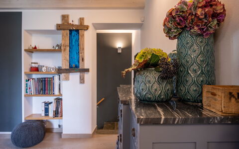 Cascina Basan: Meubles, Propriété, Étagère, Plante, Rayonnage, Bois, Cabinetry, Design Intérieur, Sol, Salon
