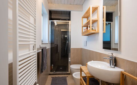 Cascina Basan: Miroir, Robinet, Évier, Luminaire Plomberie, Propriété, Bois, Salle De Bains, Lavabo, Design Intérieur, Cabinetry