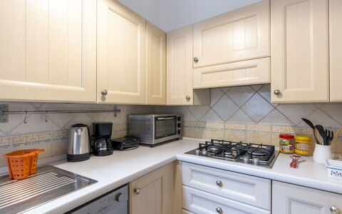Calderina: Cabinetry, Comptoir, Bâtiment, Blanc, Appareil De Cuisine, Evier, Cuisine, Cuisinière, Cooktop, Tiroir