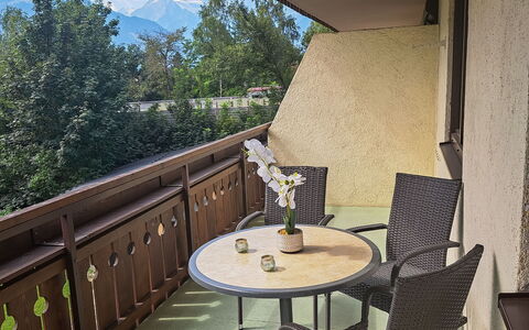 Kitzblick: Table, Meubles, Plante, Bâtiment, Pot De Fleur, Chaise, Plante D'Appartement, Arbre, Bois, Design Intérieur