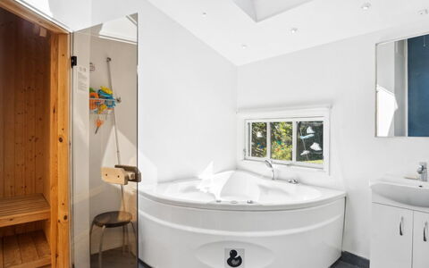 Henryk - 350M from the Sea: Design Intérieur, Luminaire Plomberie, Baignoire, Salle De Bains, Sol, Plafond, Sol, Plomberie, Robinet, Éclairage