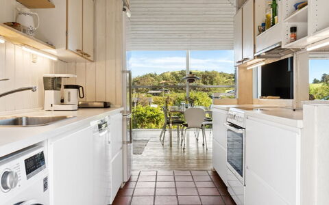 Henryk - 350M from the Sea: Cuisine, Appareil De Cuisine, Principaux Appliance, Comptoir, Design Intérieur, Sol, Électroménager, Meubles, Sol, Réfrigérateur