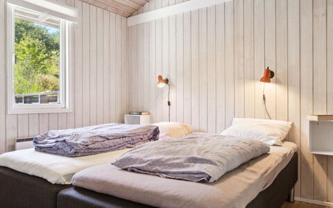 Henryk - 350M from the Sea: Chambre, Lit, Drap De Lit, Bois, Literie, Design Intérieur, Plafond, Sol, Meubles, Cadre De Lit