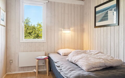 Henryk - 350M from the Sea: Chambre, Bois, Lit, Drap De Lit, Sol, Sol, Literie, Design Intérieur, Plafond, Domicile