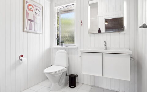 Henryk - 350M from the Sea: Domicile, Sol, Luminaire Plomberie, Plomberie, Évier, Toilette, Salle De Bains, Conception, Dur, Tache De Bois