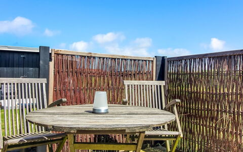 Sanni - 225M from the Sea: Bois, Clôture, Dur, Mobilier De Jardin, Accueil Escrime, Planche, Tache De Bois, Chaise, Balcon, Plate-Forme