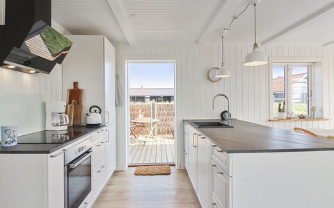 Sanni - 225M from the Sea: Bois, Sol, Cuisine, Domicile, Sol, Comptoir, Parquet, Dur, Planche, Cabinetry