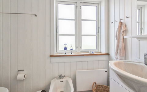 Sanni - 225M from the Sea: Salle De Bains, Luminaire Plomberie, Mur, Sol, Bois, Sol, Design Intérieur, Toilette, Robinet, Siège De Toilette