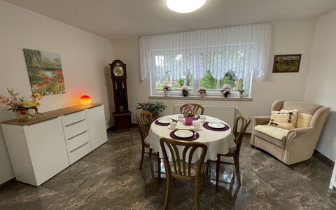 Spatzenparadies: Table, Meubles, Cabinetry, Chaise, Bois, Bâtiment, Design Intérieur, Fenêtre, Sol, Décoration