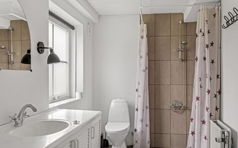 Haralde: Luminaire Plomberie, Salle De Bains, Mur, Design Intérieur, Sol, Sol, Évier, Plafond, Plomberie, Toilette