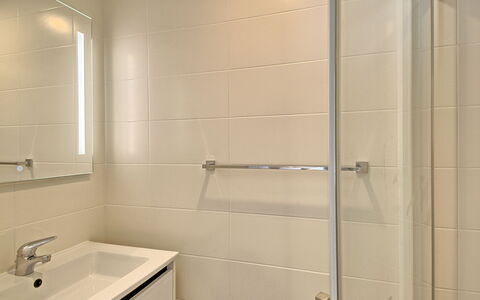 Les Agapanthes: Évier, Lavabo, Luminaire Plomberie, Salle De Bains, Robinet, Bois, Sol, Miroir, Sol