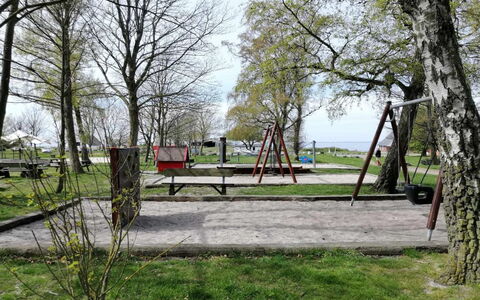 Helmi - 1Km from the Sea: Bois, Espace Public, Extérieur Banc, Parc, Banc, Pelouse, Jardin, Ombre, Cour, Aménagement Paysager