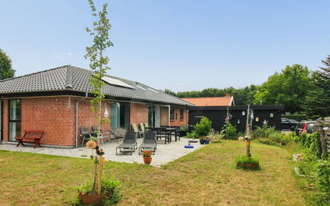 Helmi - 1Km from the Sea: Piscine, Mobilier De Jardin, Meubles, Recours, Dalle, Eco Hôtel, Ombre, Chaise, Loisir, Biens
