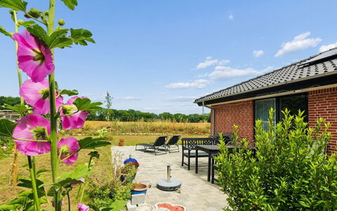 Helmi - 1Km from the Sea: Piscine, Mobilier De Jardin, Meubles, Recours, Dalle, Eco Hôtel, Ombre, Chaise, Loisir, Biens
